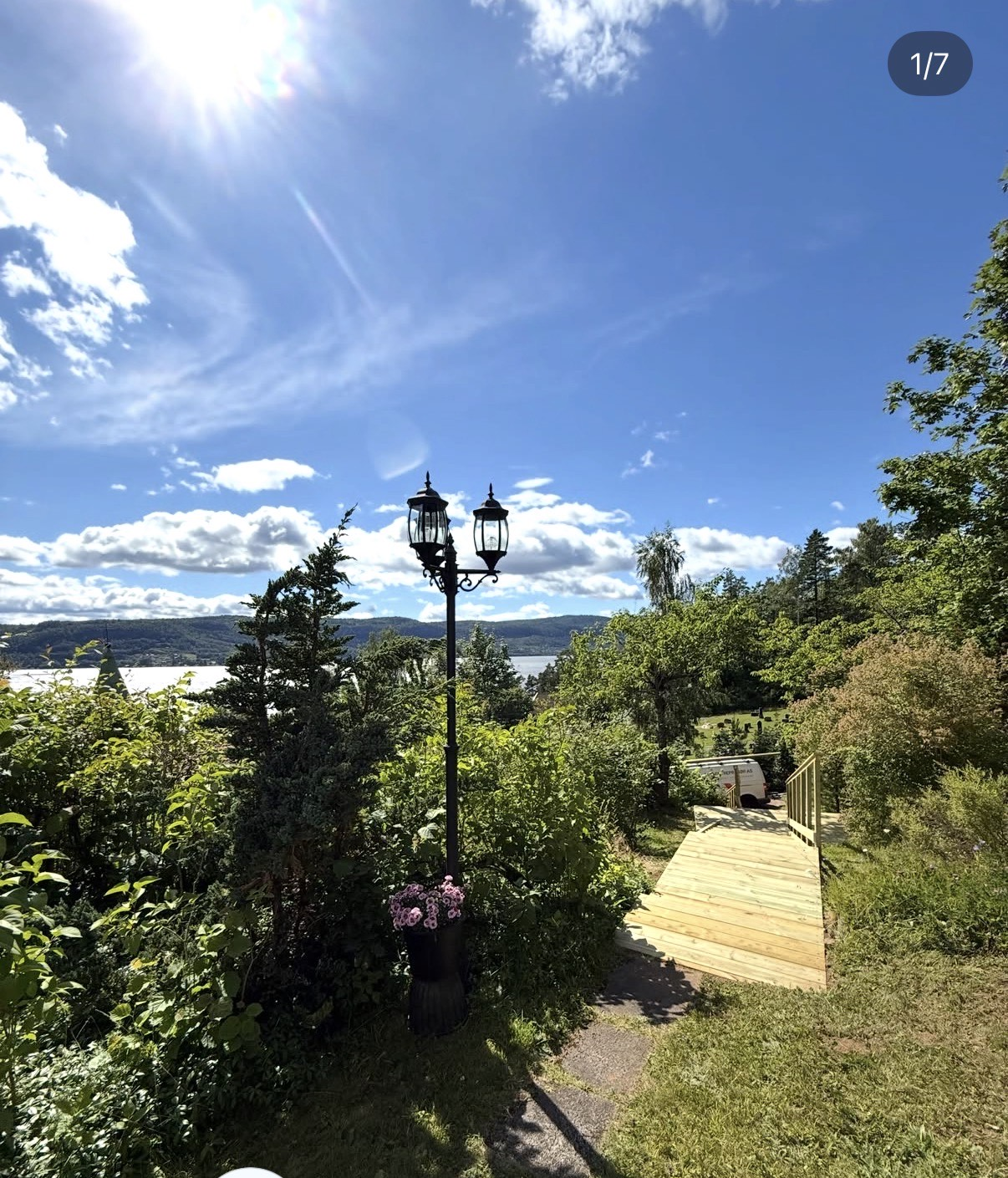 Nybygget tretrapp og platting i hage med utsikt over fjorden